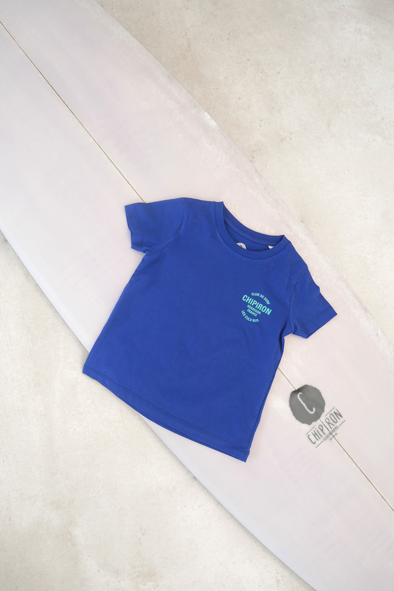 tshirt-enfant-bleu-club-de-surf-chipiron-surfboards-face-ss23
