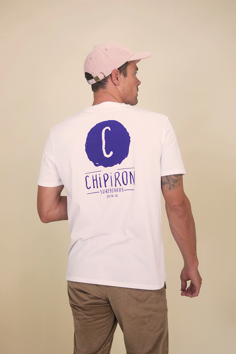 Camiseta blanca con logo estampado en la espalda