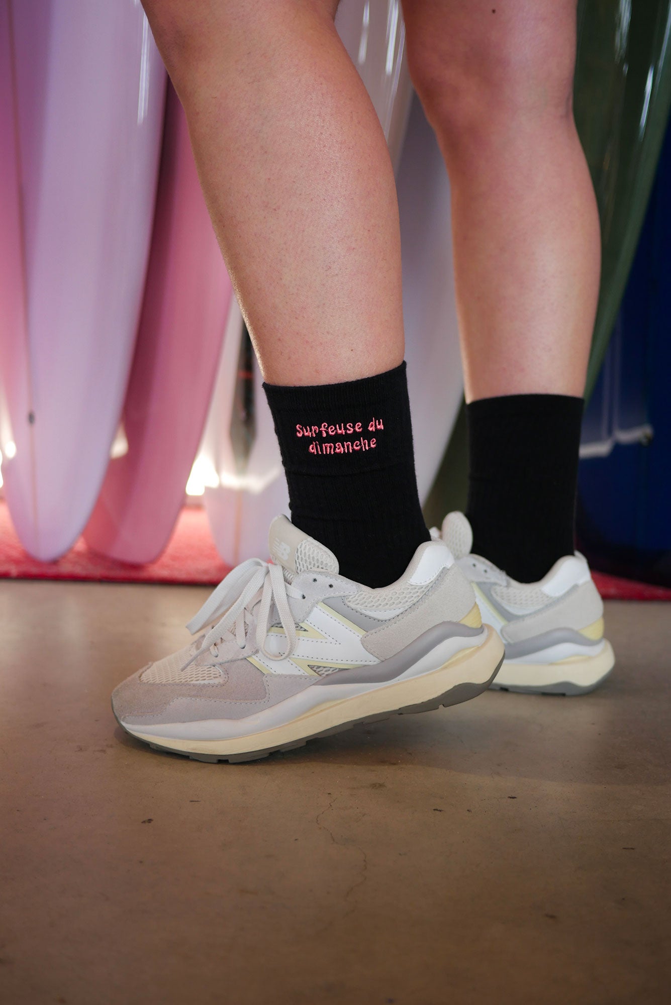 surfeuse_du_dimanche_rose_chaussettes_chipiron_surfboards_hossegor