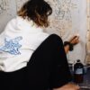 Sweat à capuche blanc en collaboration arty avec Aurélie Andrès, surf hossegor