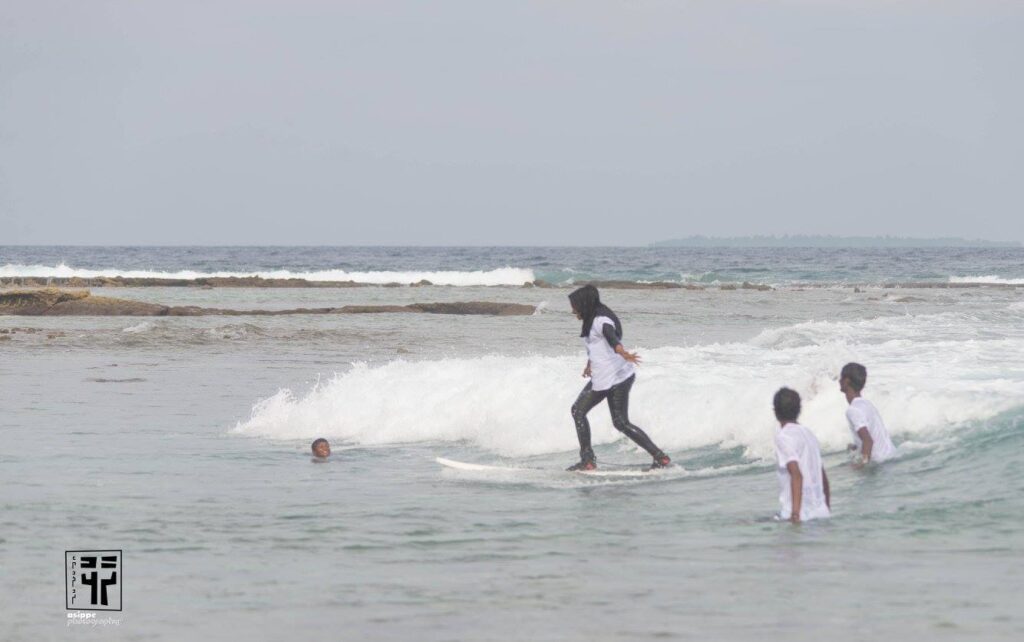 surf lesson with girls in Maldives