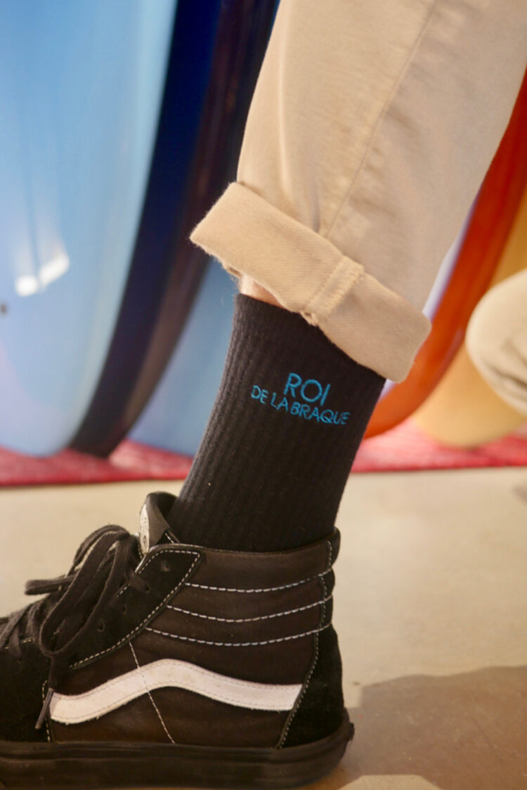 chaussettes noires roi de la braque brodé en bleu chipiron surfboards hossegor